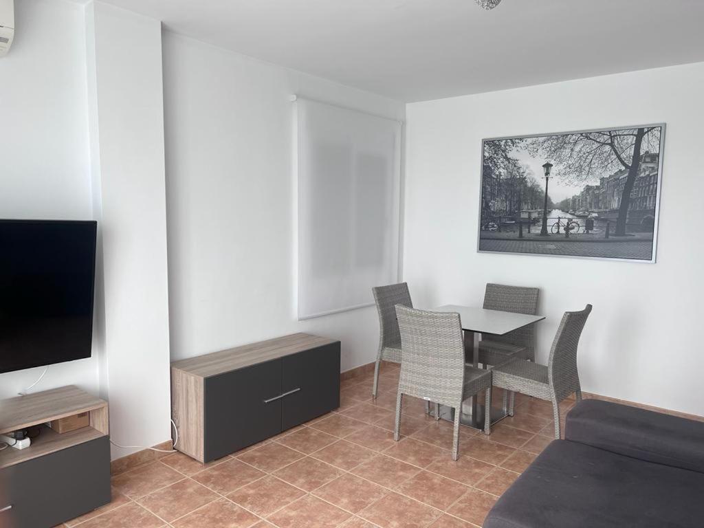 Apartamentos La Caleta Калета Де Велес Екстериор снимка
