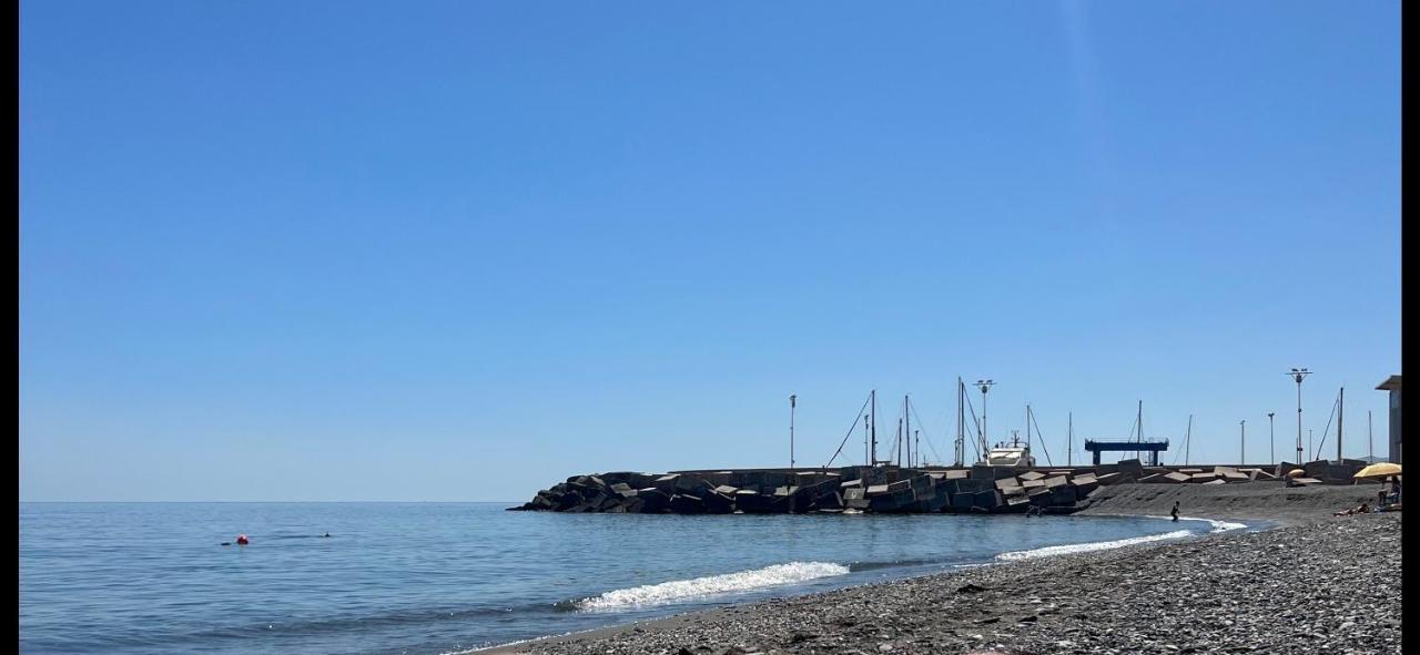 Apartamentos La Caleta Калета Де Велес Екстериор снимка