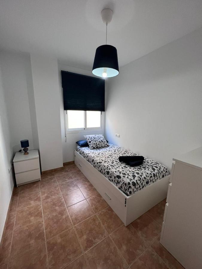Apartamentos La Caleta Калета Де Велес Екстериор снимка