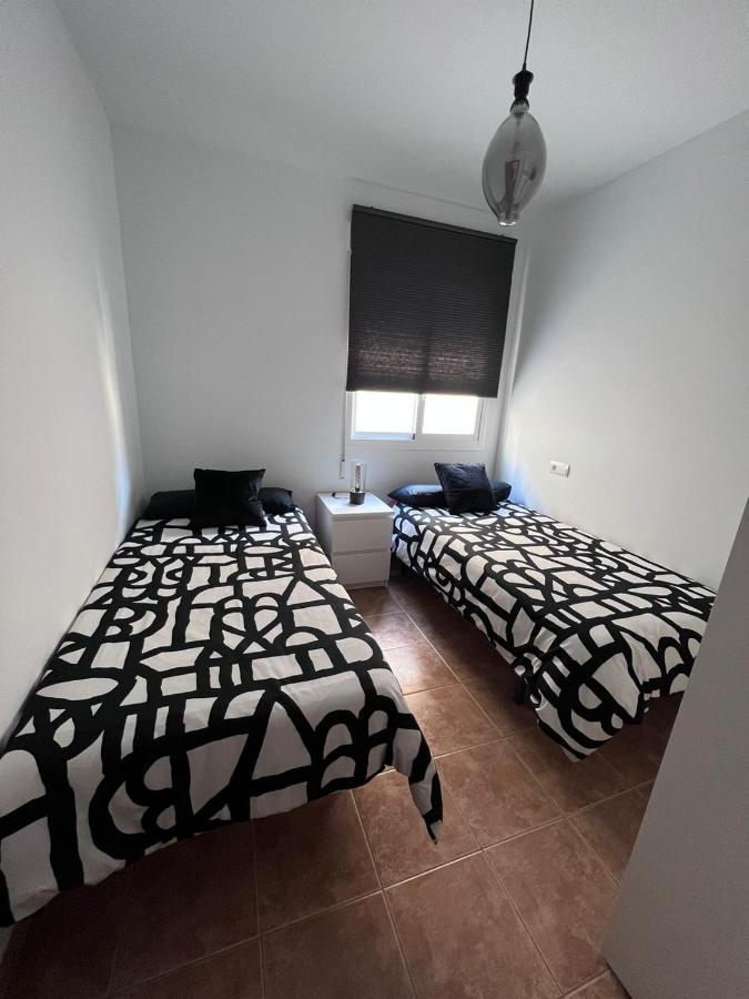 Apartamentos La Caleta Калета Де Велес Екстериор снимка